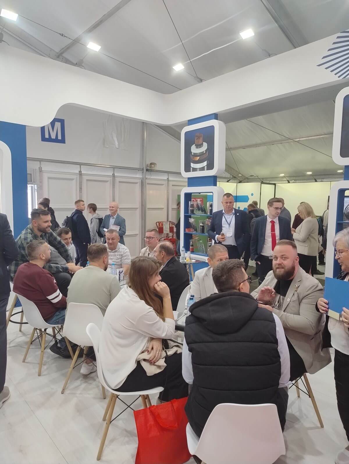 Zespół Insell podczas rozmów z klientami na targach Energetab